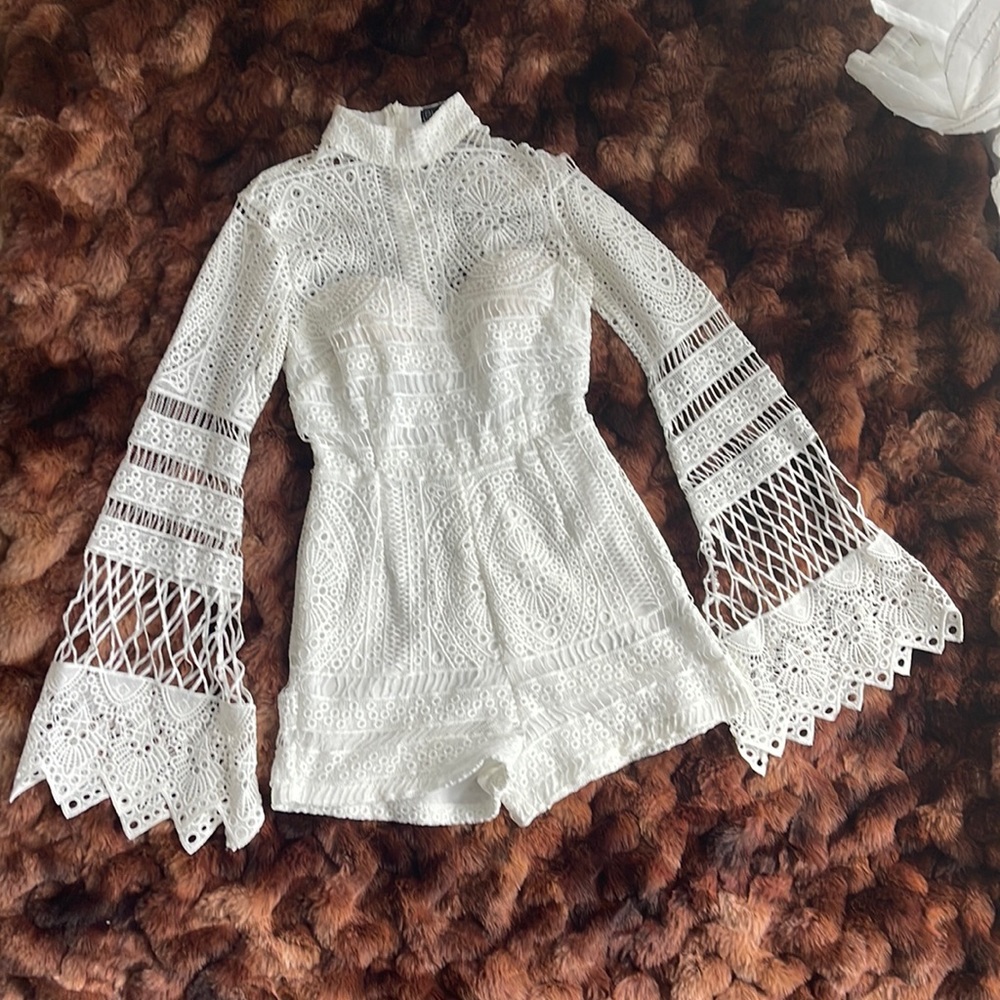 Blithe LA Romper Size S Lined Lace White Bell Sleeves